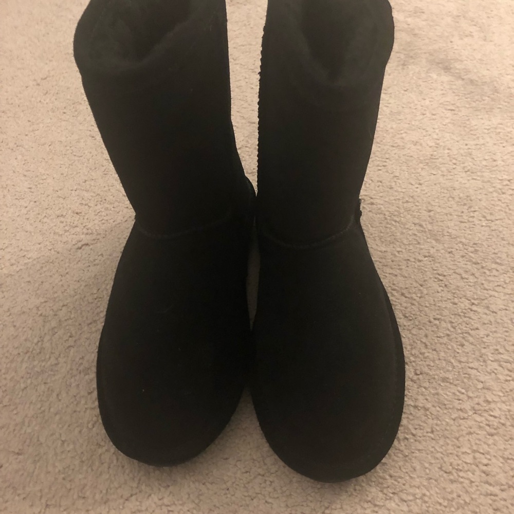 Girls brand new Bearpaw boots. Size 4